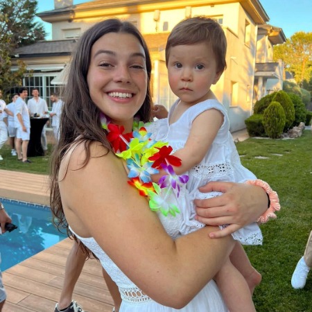 The basketball player Andrea Hernangomez with her niece.  